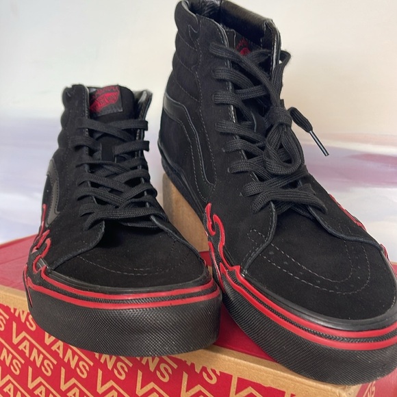 Vans Men’s Sk8-Hi Flame
Suede Black/Red
VN0005UJY09
Sneakers - Picture 4 of 16